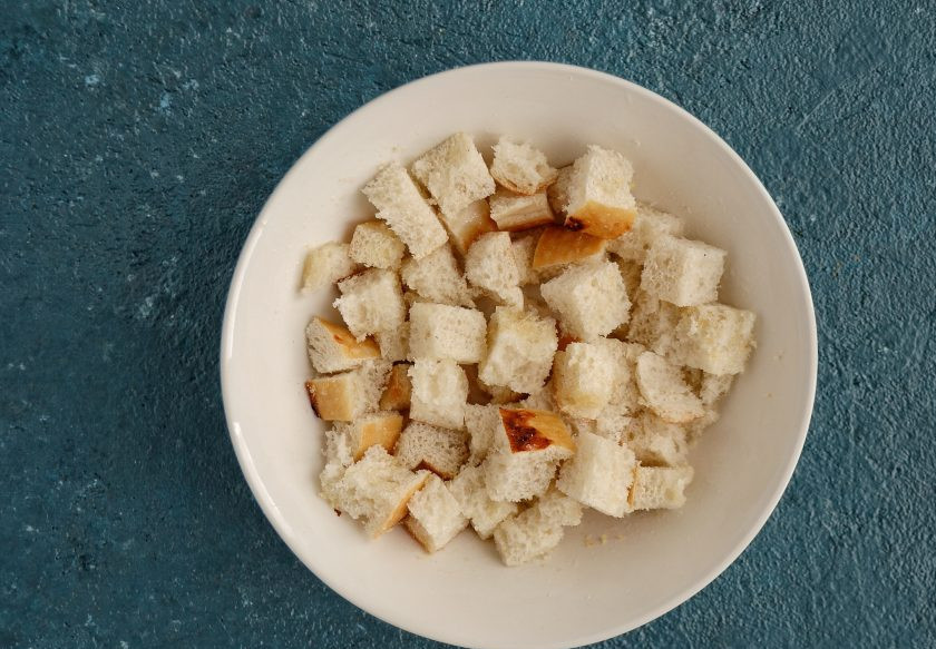 1. Этап. Постный Цезарь: Хлеб нарежьте на мелкие кубики, добавьте масло и сухой чеснок, посолите по вкусу. Подсушите хлеб в духовке 15 минут при температуре 150 градусов.