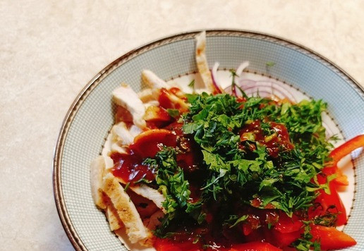 1. Этап. Салат с индейкой и томатной заправкой: Полить томатной заправкой и перемешать. Соль и перец по вкусу.