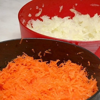 1. Этап. Постные вареники с картошкой: Лук и морковь натираем на мелкой терке.