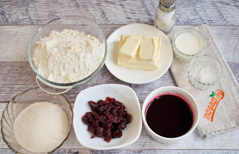 1. Этап. Свекольное печенье: Подготовьте необходимые ингредиенты. Свежую свеклу очистите, натрите на мелкой терке, отожмите через марлю сок. Вяленую клюкву залейте горячей водой на 10 минут, откиньте на сито.