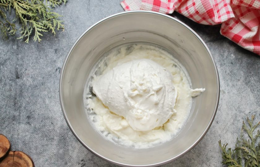 1. Этап. Творог с желатином и печеньем: Сливки взбейте до пышности и добавьте в творожную массу. Все аккуратно перемешайте до однородности.