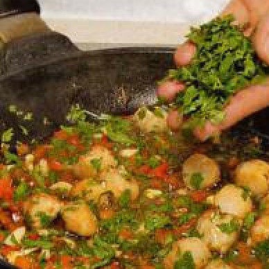 1. Этап. Жареные гребешки с рисом: Добавить измельченные чеснок и острый перец, белое вино, нарезанную петрушку. Готовить еще 1 мин. Приправить морской солью. Рис разложить в глубокие тарелки, уложить сверху гребешки.