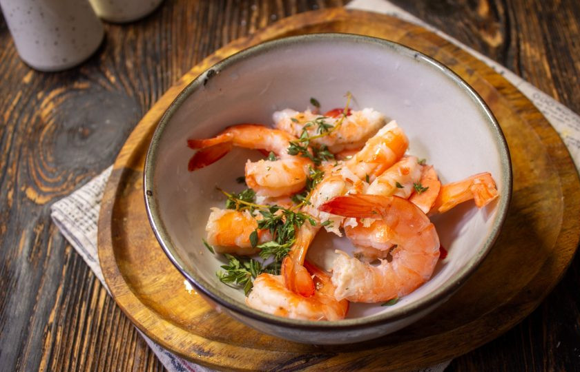 1. Этап. Креветки с тыквой: Тем временем, креветки разморозьте и очистите их от панциря. Переложите в мисочку, добавьте немного соли и тимьяна.