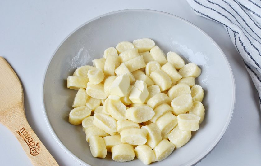 1. Этап. Ленивые вареники из рикотты: Осторожно шумовкой достаньте вареники на глубокую тарелочку, заправьте сливочным маслом, перемешайте.