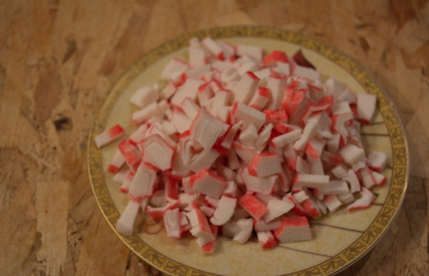 1. Этап. Диетический салат с крабовыми палочками: Крабовые палочки очистить от упаковки и нарезать кубиком.