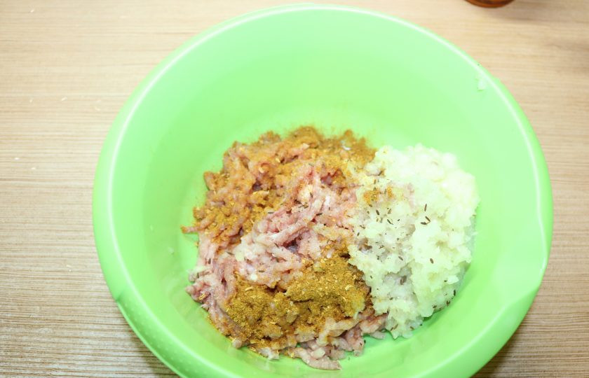 1. Этап. Тава-кебаб: Добавьте специи, посолите по вкусу.