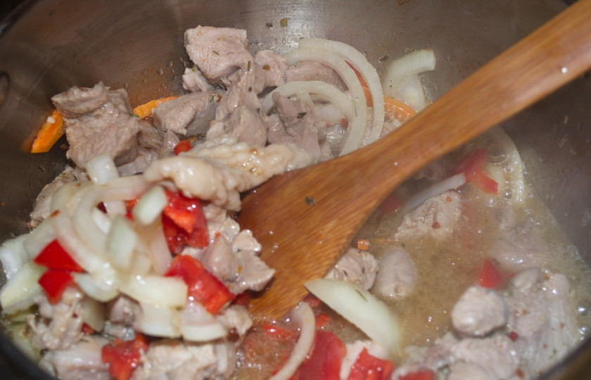 1. Этап. Мясо с рисом: Добавьте болгарский перец. Перемешайте.