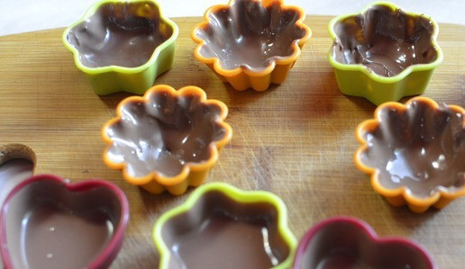 1. Этап. Конфеты с йогуртовой начинкой: Топим шоколад на водяной бане, 1 плитку-100 г. заливаем в формочки, обмазываем бока формочек. Можно убрать в холодильник, чтоб быстрее застыл шоколад.