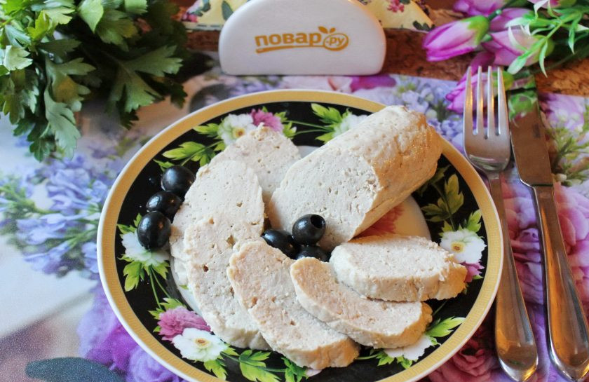 1. Этап. Домашняя колбаса в пакете: Нарежьте колбасу и подавайте к столу с горчицей, хреном, соусами.