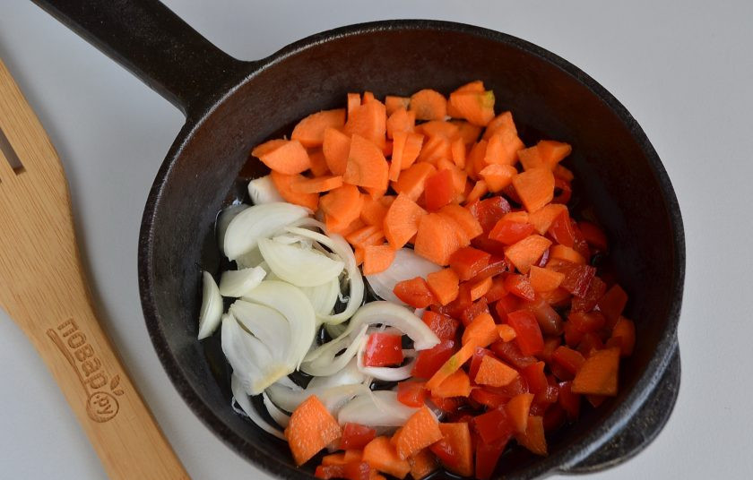 1. Этап. Наваристый суп с фрикадельками и овощами: Порежьте лук, морковь и болгарский перец. Обжарьте на двух столовых ложках масла. Посолите по вкусу.