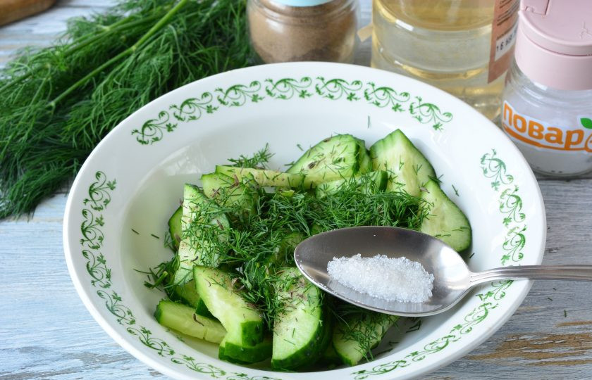 1. Этап. Шведский салат из огурцов: Всыпьте соль, сахар, поперчите салат.