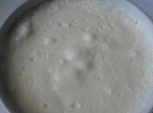 1. Этап. Омлет с брокколи на сковороде: Отделите белки от желтков. Белки взбейте. Соедините желтки, белки и молоко. Посолите.