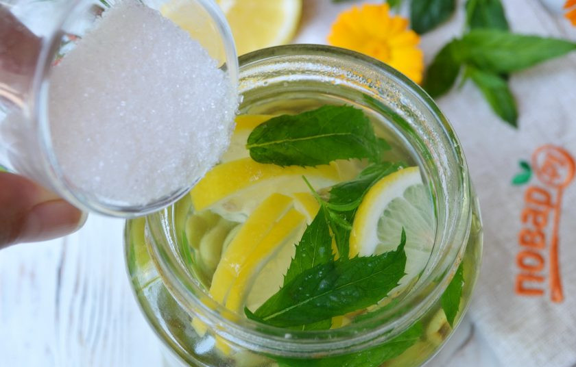 1. Этап. Компот из крыжовника: Слейте воду, доведите ее снова до кипения, залейте обратно в банку, всыпьте сахар и закатайте компот. Заверните в одеяло, оставьте на сутки, после можно унести в прохладное место для хранения.