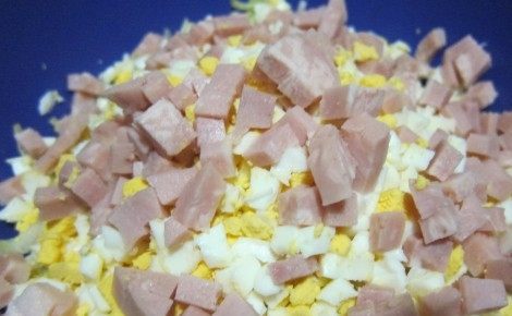 1. Этап. Салат из пекинской капусты с ветчиной: В миске смешайте яйца с капустой. Добавьте к ним ветчину, нарезанную кубиками.