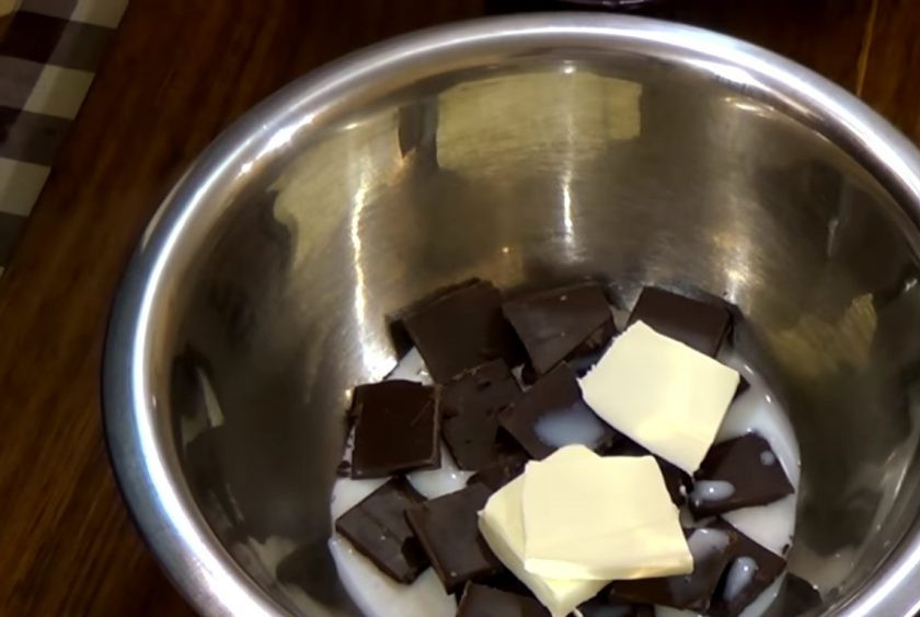 1. Этап. Сырник Королевский с маком: 8. Приготовьте помадку: на водяной бане растопите шоколад, молоко и сливочное масло. Покройте помадкой верх остывшего сырника.