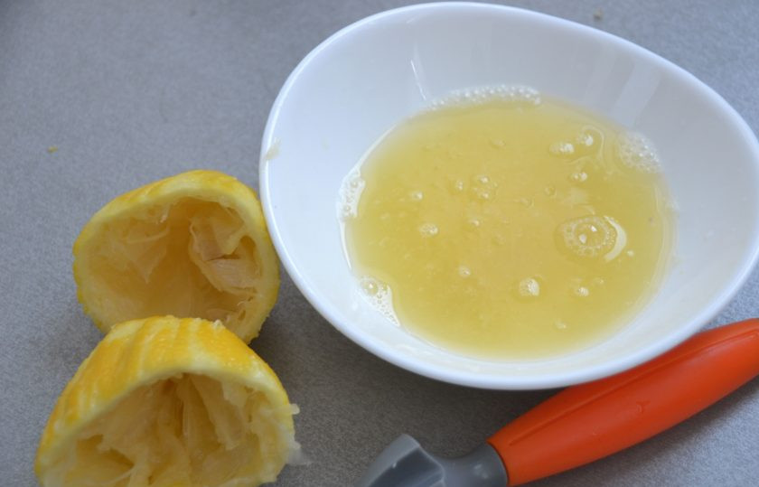 1. Этап. Лимонное парфе: Отожмите сок.