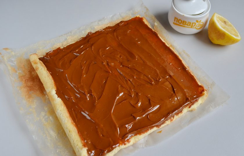 1. Этап. Бисквитный рулет Сладкий поцелуй: 10. Разверните рулет. Смажьте сгущенкой и снова сверните в рулет, но уже без пергамента.