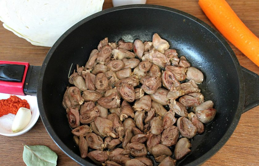 1. Этап. Капуста тушеная с куриными сердечками: Куриные сердечки разрезаем пополам и обжариваем на подсолнечном масле.