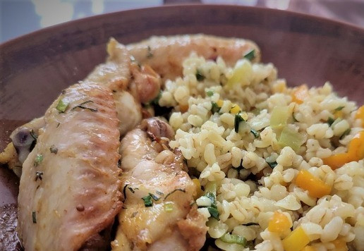 1. Этап. Булгур с крылышками: И вкусный ужин готов! Моя 8-летняя дочь, которая очень любит крылышки, но не с таким удовольствием ест овощи, иногда сама просит это блюдо. Приятного аппетита!