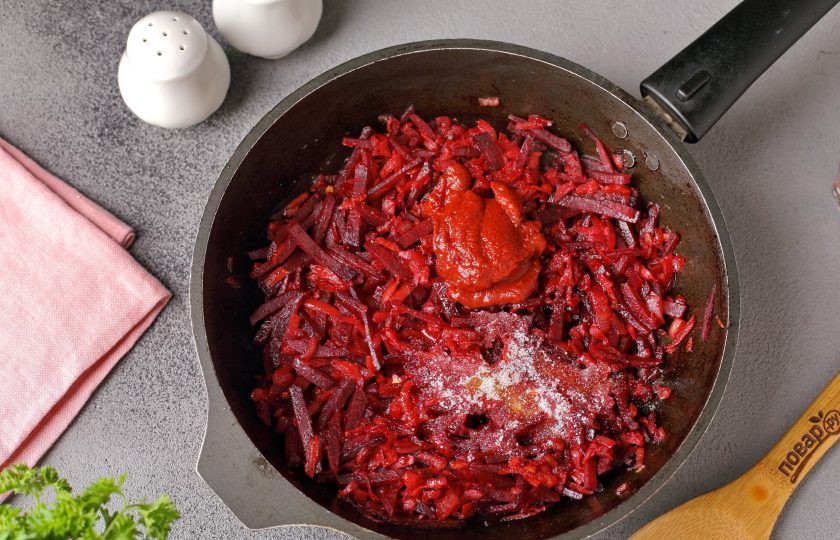 1. Этап. Борщ со свеклой без уксуса: Затем влейте лимонный сок, добавьте сахар и томатную пасту.