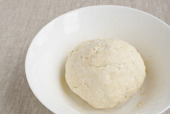 1. Этап. Творожное тесто для рогаликов: 4. Добавляйте муку, пока тесто не станет однородным. Скатайте его в шарик и уберите в холодильник, завернув в пакет или пленку, на пару часов.