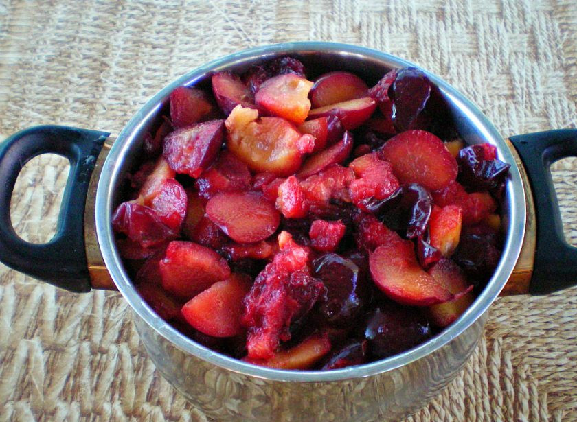 1. Этап. Варенье из груш и слив: Добавляем сливу без косточек.