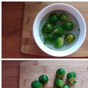 1. Этап. Капустный суп с рисовой полентой: Помимо белокочанной капусты в супе я буду ещё использовать брюссельскую капусту. Она у меня замороженная. Я залью её холодной водой. Затем, когда она немного оттает, я срежу у кочанчиков выступающие кочерыжки.