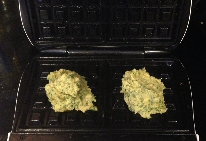 1. Этап. Нутовые вафли: 3. Выкладывайте смесь на формочку и выпекайте вафли до готовности. Подавайте вафли с чесночным соусом.