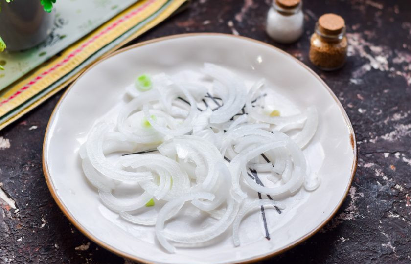 1. Этап. Салат с языком и маринованным луком: Выложите лук на плоскую тарелку для салата.