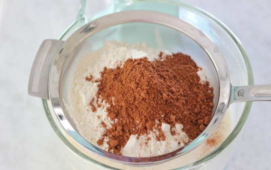 1. Этап. Торт Панчо домашний: 2. Просейте муку, какао, соль и разрыхлитель.