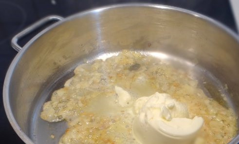 1. Этап. Cоус для мидий в створках: 2. Добавьте жирную сметану.