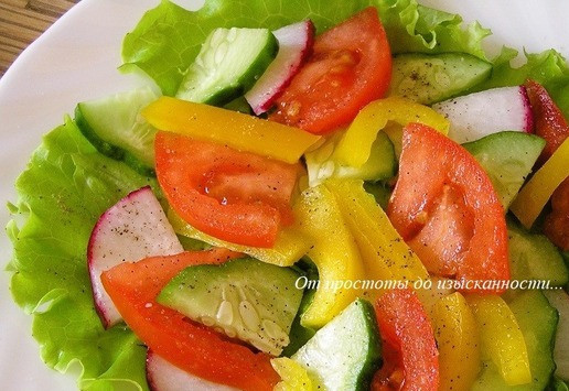 1. Этап. Салат Весенние краски: Добавьте нарезанный помидор и сладкий перец.