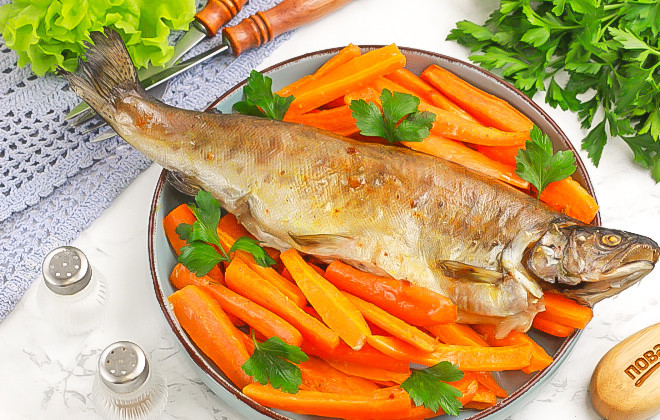 1. Этап. Форель с морковью: Выложите на тарелку сначала гарнир из моркови, а на него — румяную форель. Подайте к столу блюдо горячим. Приятного вам аппетита!