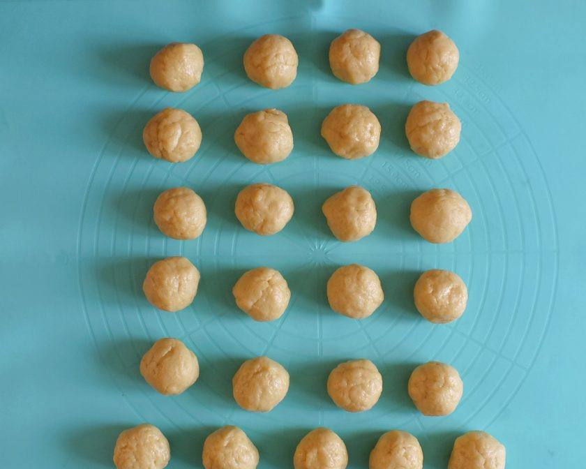 1. Этап. Греческое печенье Курабьедес: По истечении времени достаньте тесто из холодильника. Поделите на кусочки весом 27-30 грамм. Скатайте шарики.