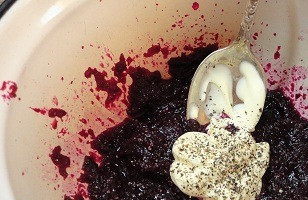 1. Этап. Закусочные бутерброды с тунцом: Свеклу очистить и измельчить блендером до состояния пюре. Добавить майонез, соль, перец.