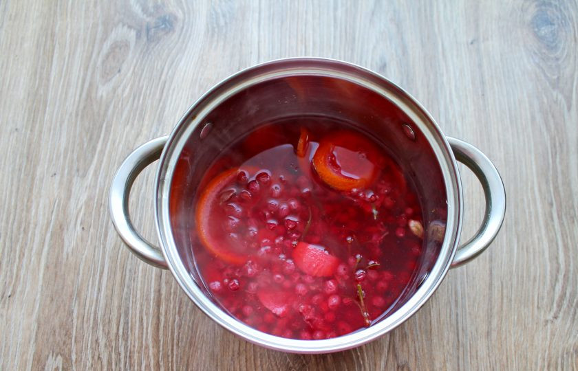 1. Этап. Брусничный глинтвейн: Поставьте на средний огонь и доведите до кипения. Убавьте огонь до минимального, закройте крышкой и томите в течение 20 минут.