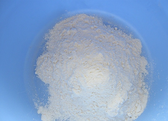 1. Этап. Рулетики из блинчиков с начинкой: 1. Для начала можно заняться тестом. Муку просеять с крахмал и отправить в глубокую мисочку.