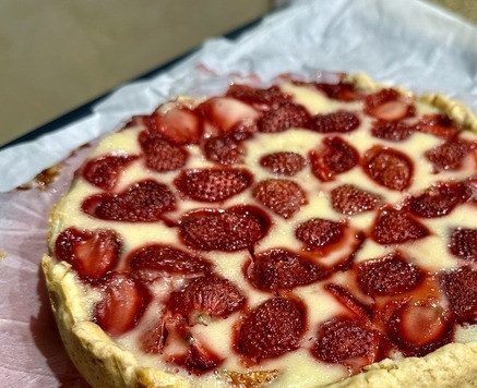 1. Этап. Тарт с клубникой и сметанной заливкой: Остудил тАрт в форме. И только потом снял кольцо, форму то бишь.