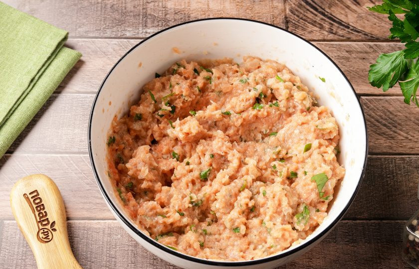 1. Этап. Пельмени с рыбой: Хорошо перемешайте.