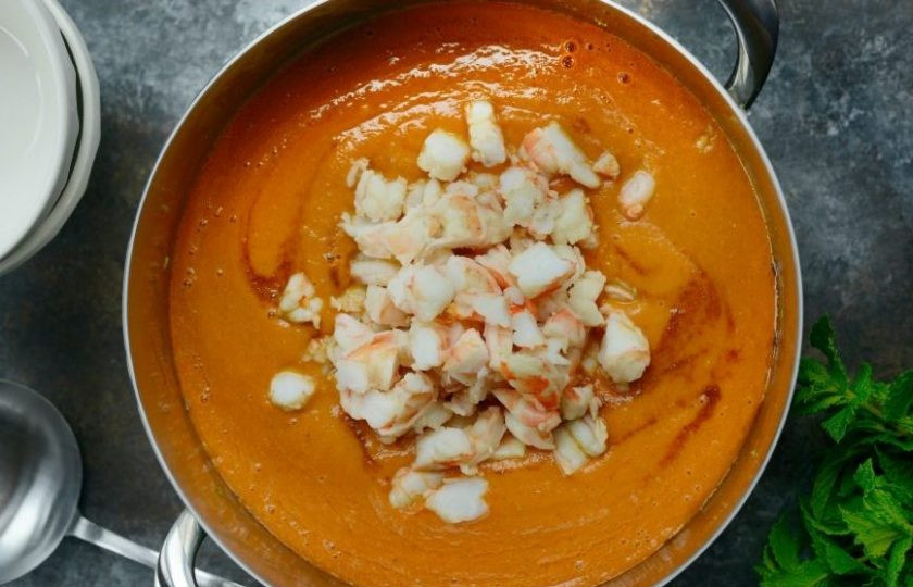 1. Этап. Томатный крем-суп с креветками: 5. Отварите в течение 2-х минут, а потом почистите креветки. Кстати, воду из-под них можно использовать в качестве бульона. Нарежьте креветки и закиньте в суп.