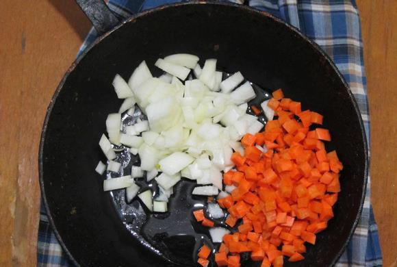 1. Этап. Суп на воде: Лук и морковь пассеруйте на масле до мягкости.