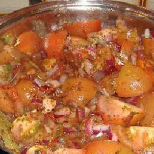 1. Этап. Пикантная выпечка: По истечении 10 минут, добавить 150 мл воды, помидоры (нарезанные), 1 чайную ложку корицы, 4 чайной ложки петрушки, лавровый лист, немного томатной пасты и щедро полить красным вином.