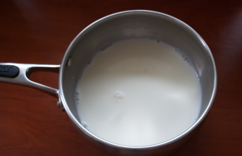 1. Этап. Горячий шоколад из Киндера: В кастрюле вскипятите молоко.