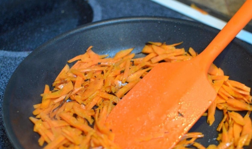1. Этап. Дачный салат: Обжариваем морковь.