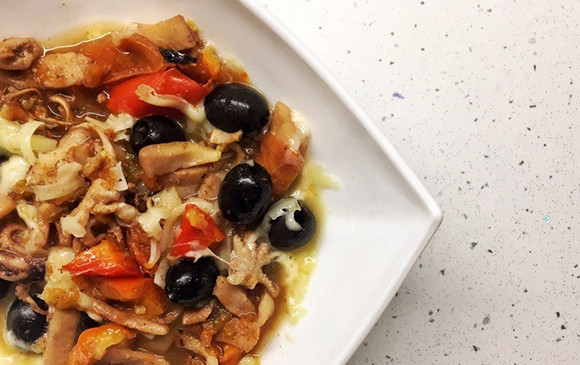 1. Этап. Осьминог в мультиварке: Подавайте блюдо в горячем виде, натерев сверху сыр и добавив оливки. Приятного аппетита!