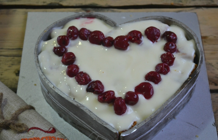 1. Этап. Торт Сердце: Залейте их сметанным кремом, украсьте остатками вишни и отправьте в холодильник минимум на 2 часа.