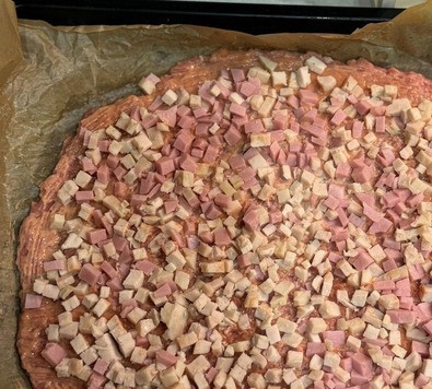 1. Этап. Очень мясная пицца-запеканка: Равномерно распределить на основе два вида ветчины, нарезанные мелким кубиком