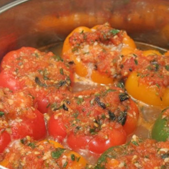 Перец, фаршированный мясом и овощами