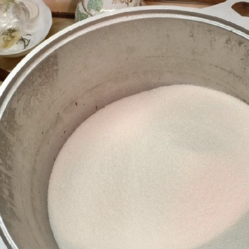 1. Этап. Варенье из ирги: Выложить иргу в таз для варки варенья и засыпать сахаром. Оставить ягоды в сахаре до тех пор, пока ирга не даст сок и сахар с соком не превратятся в однородный сироп.