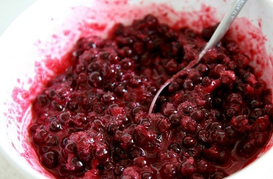 1. Этап. Пирожки за 5 минут: 3. Чуть давим вилкой, чтобы выделился сок. Добавим крахмал и перемешаем.